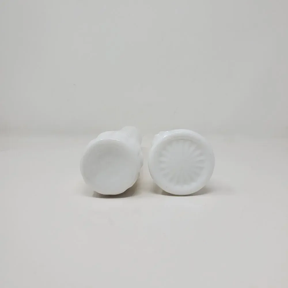 Vintage Set of 2 White Milkglass vase/budvase In Great condition 6